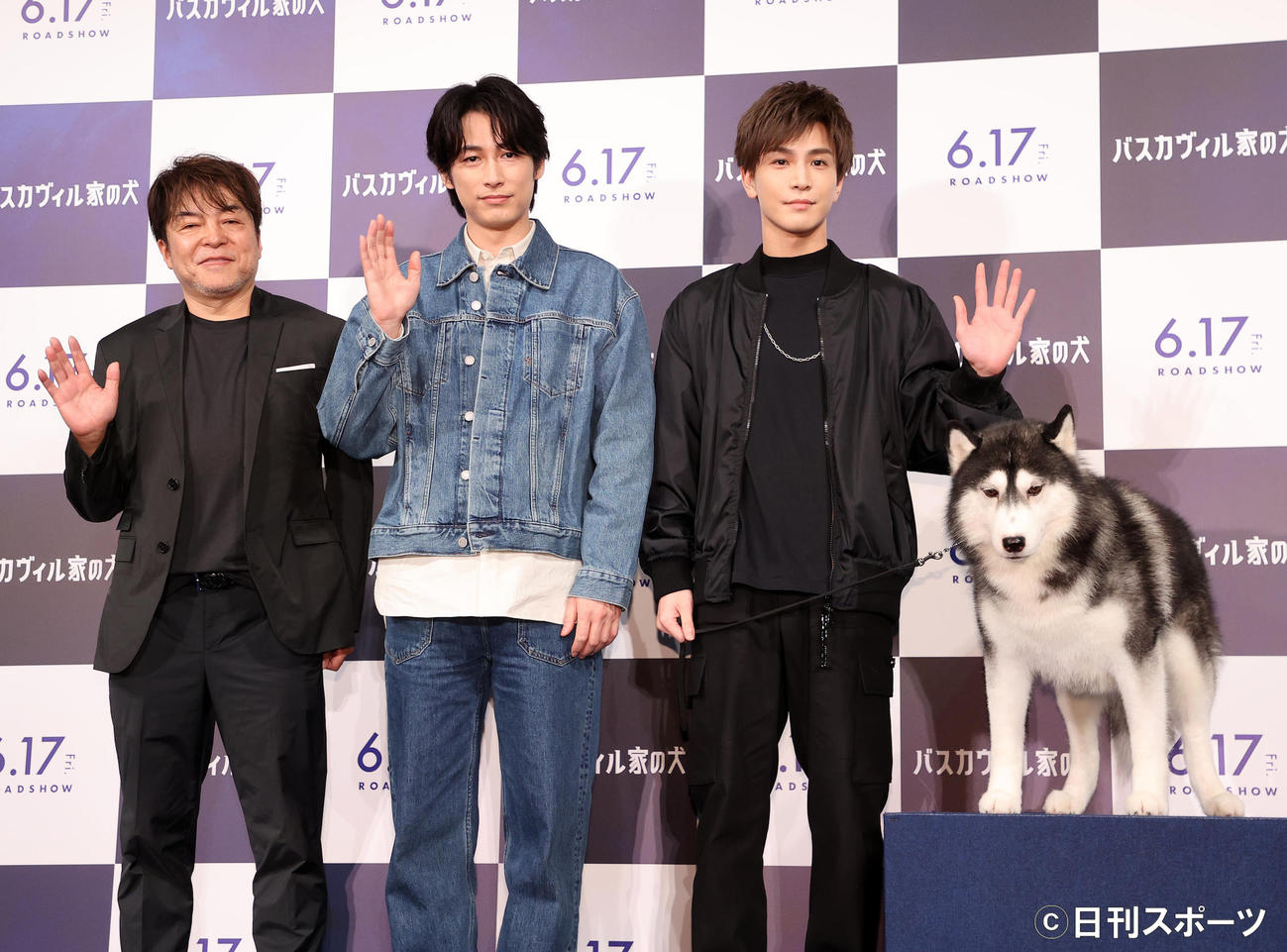 写真に納まる、左から西谷監督、ディーン・フジオカ、岩田剛典、劇中で登場したシベリアンハスキーのナイト君（撮影・鈴木正人）