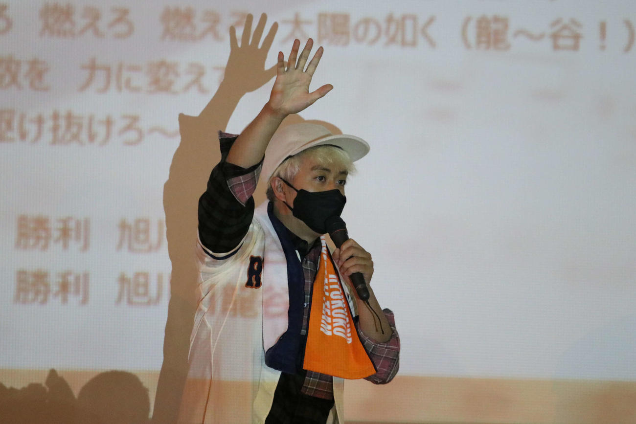旭川龍谷応援歌の完成披露会にサプライズで登場したヒャダイン（撮影・山崎純一）