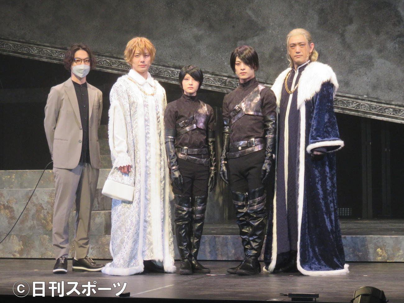 舞台「薔薇王の葬列」に出演する（右から）谷口賢志、有馬爽人、若月佑美、和田琢磨、演出の松崎史也