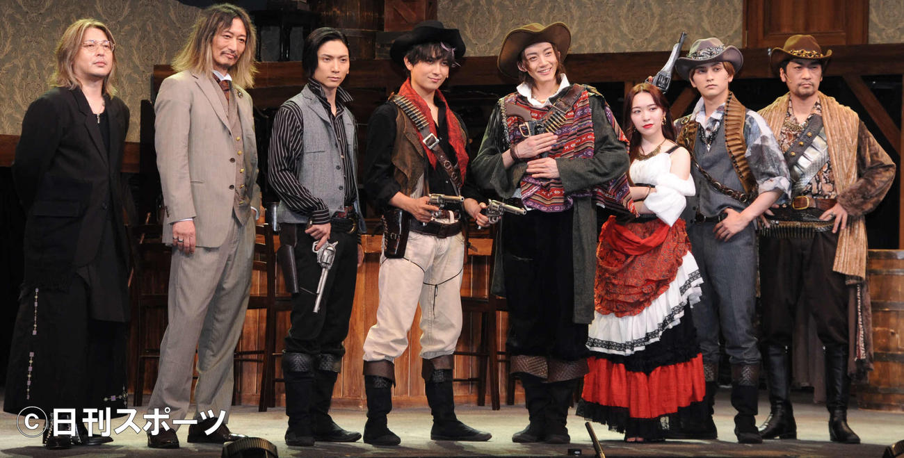 舞台「Little Fandango」の初日公演前に取材に応じた、左から作・脚本の西田大輔、萩野崇、校條拳太朗、萩谷慧悟、長妻怜央、渡辺みり愛、瀬戸利樹、松田賢二
