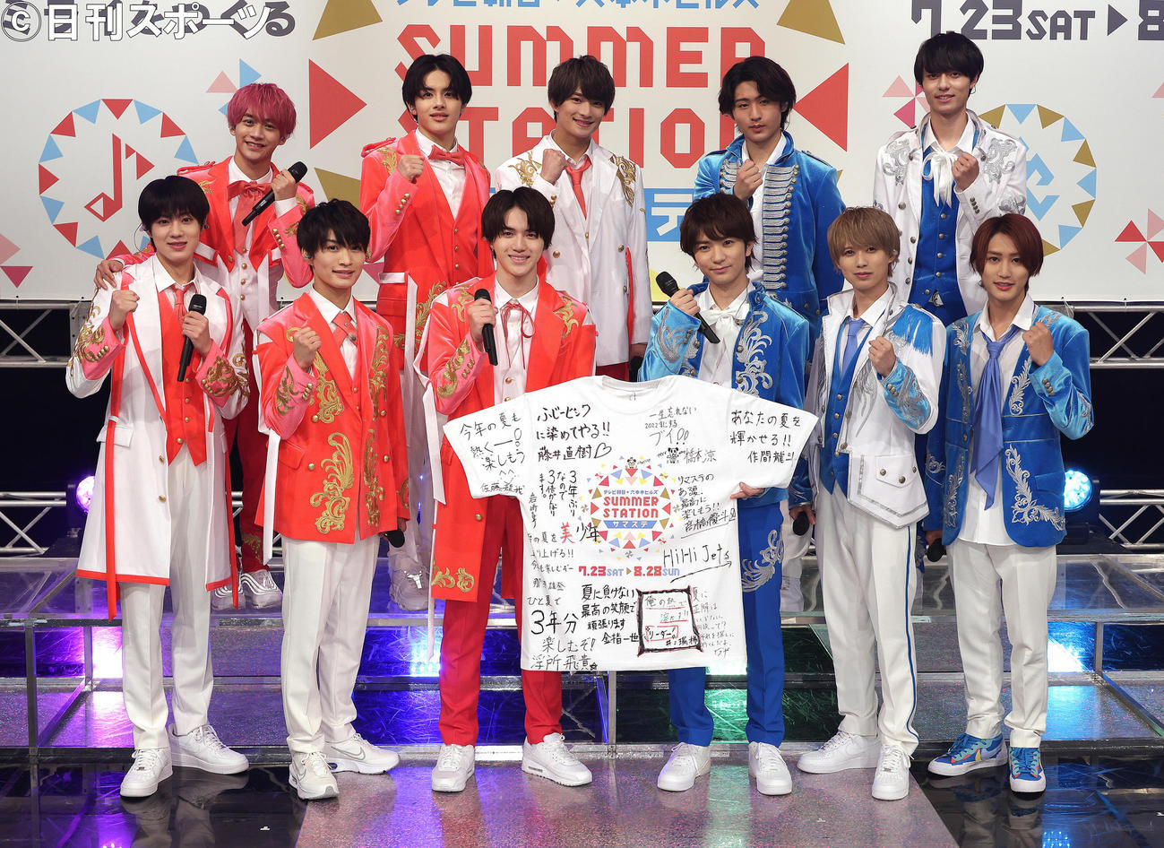 テレビ朝日SUMMER STATIONキックオフイベントで記念撮影するHiHi Jetsと美少年（撮影・中島郁夫）