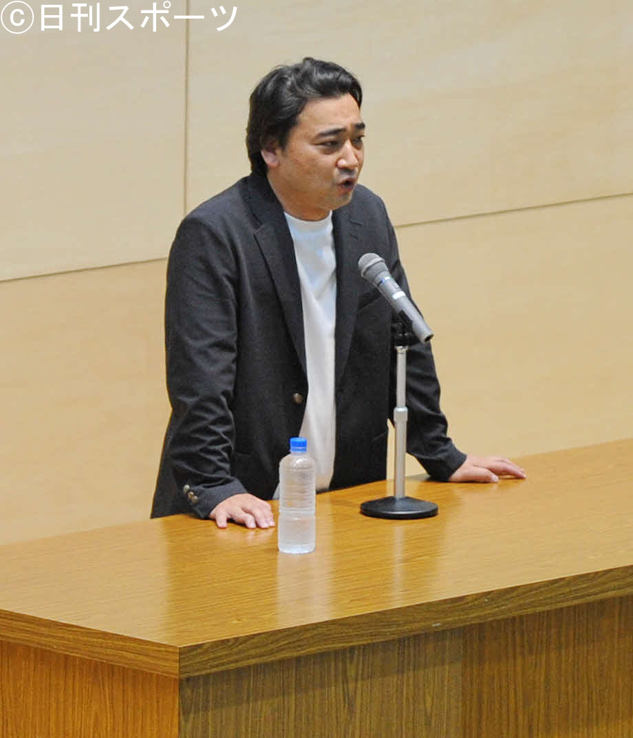 講演会で生徒に語るジャングルポケットの斉藤慎二（撮影・山口昌久）