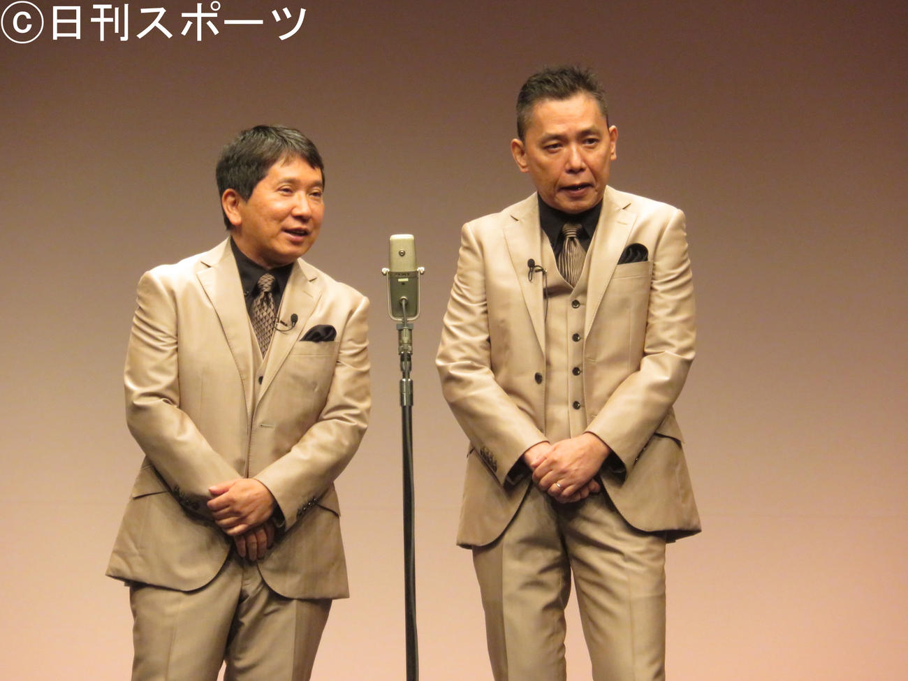 漫才を披露する爆笑問題の田中裕二（左）と太田光