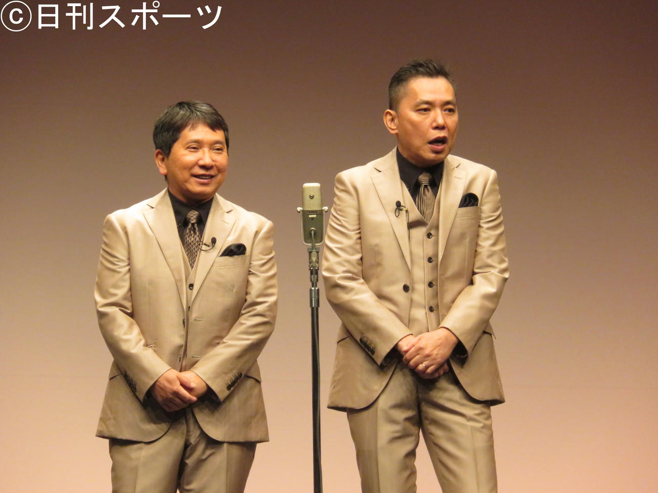 漫才を披露する爆笑問題の田中裕二（左）と太田光