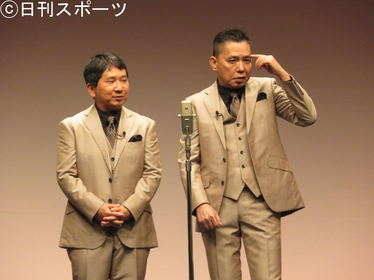漫才を披露する爆笑問題の田中裕二（左）と太田光