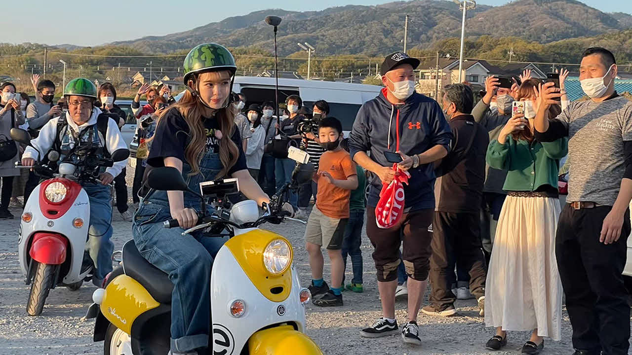 6月11日放送回のゲストライダーとして初出演するモデルの藤田ニコル（左から2人目）