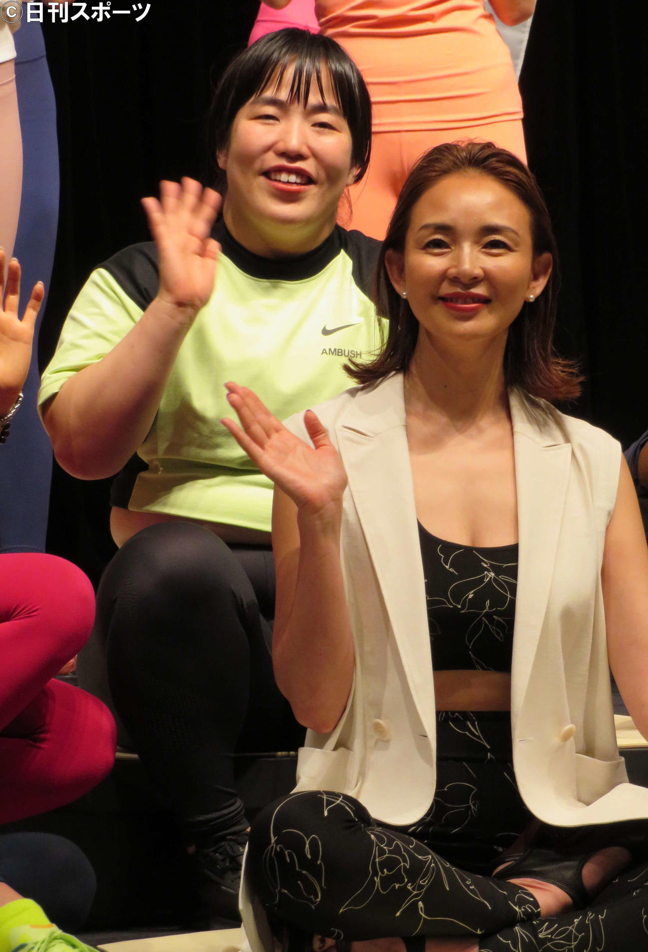 手を振る、ゆりやんレトリィバァとSHIHO