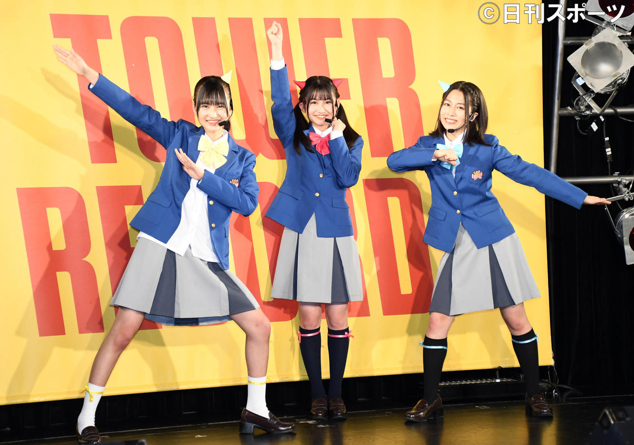 デビュー曲「おにパパパン！パン！」発売記念イベントを行ったおにぱんず！の、左から根岸実花、野崎結愛、野中ここな（撮影・大友陽平）