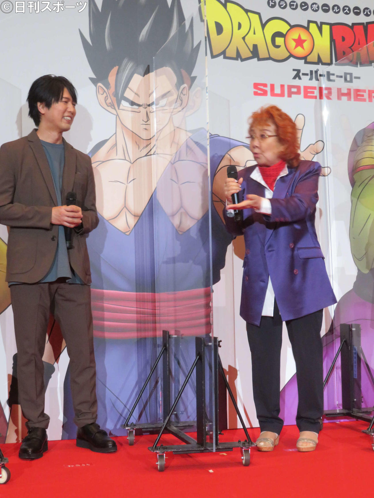 「ドラゴンボール超　スーパーヒーロー」初日舞台あいさつに登壇した野沢雅子と神谷浩史（撮影・村上幸将）