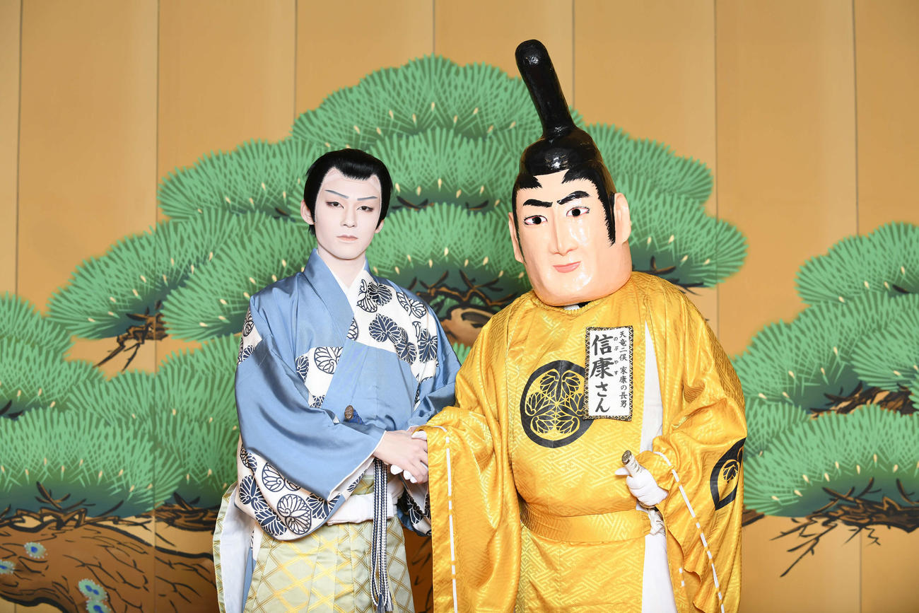 市川染五郎（左）は信康さんと対面し握手を交わした