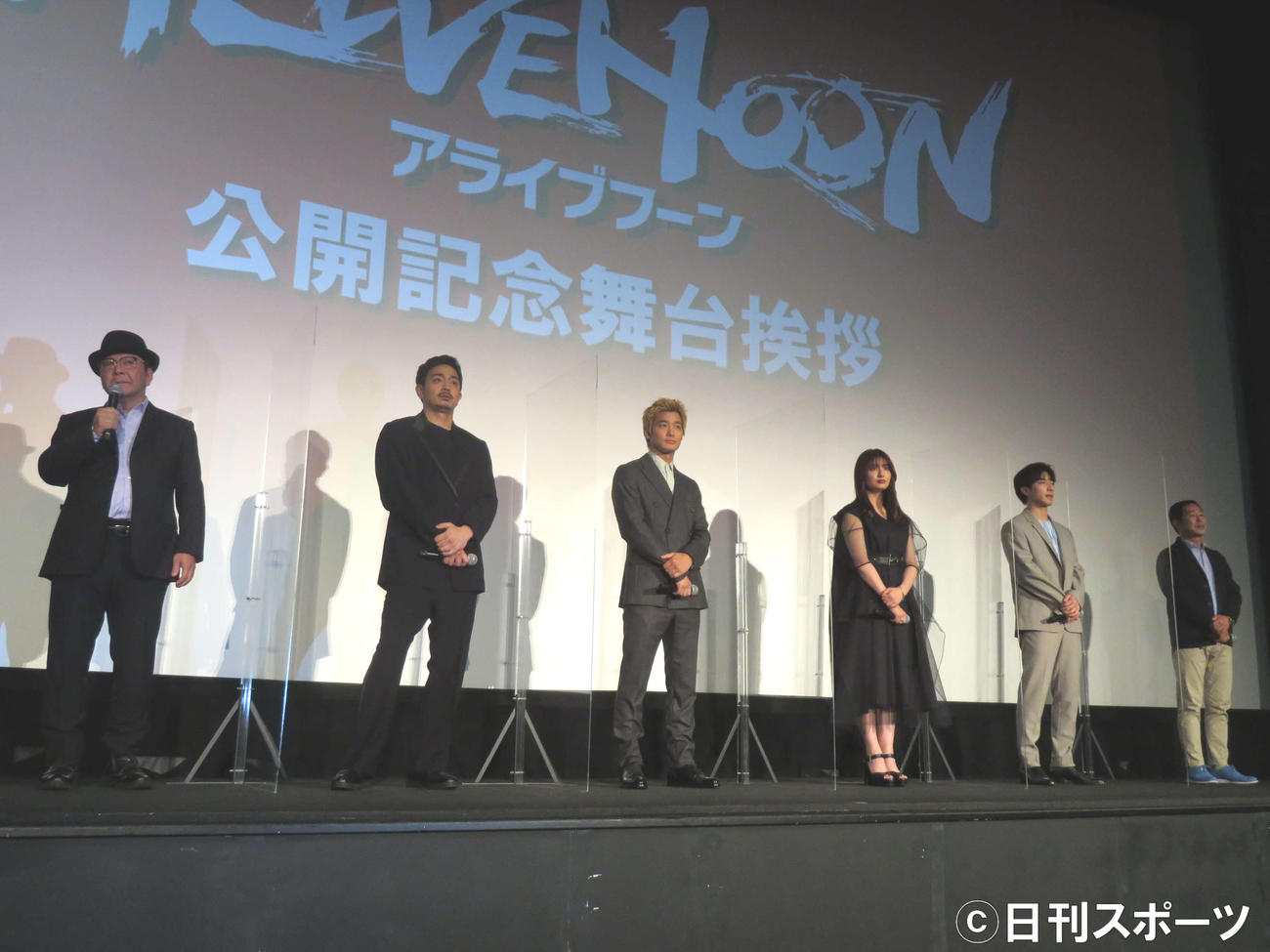 映画「ALIVEHOON　アライブフーン」公開記念舞台あいさつに登壇した、左から下山天監督、青柳翔、野村周平、吉川愛、福山翔大、土屋圭市氏（撮影・村上幸将）