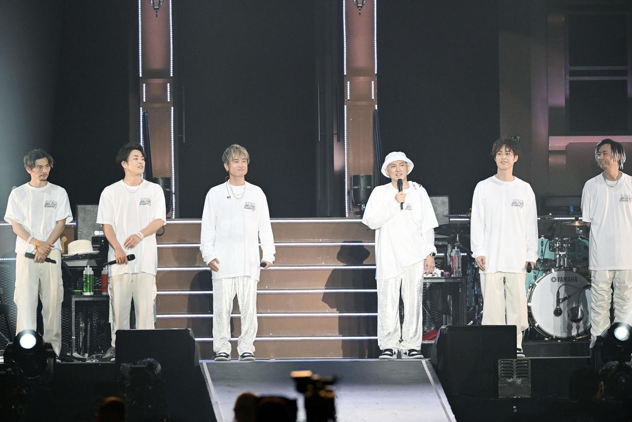 ライブを終えファンにあいさつするDA PUMPのISSA（左から4人目）ら（撮影・滝沢徹郎）