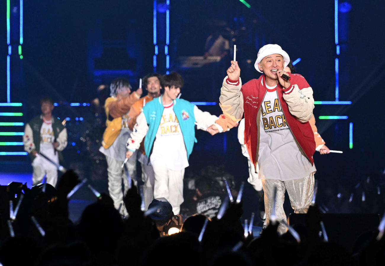 歌とダンスでファンを魅了するDA PUMPのISSA（手前）ら（撮影・滝沢徹郎）