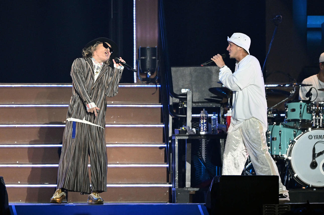 サプライズゲストのm．c．A・T（左）と歌うDA PUMPのISSAP（撮影・滝沢徹郎）
