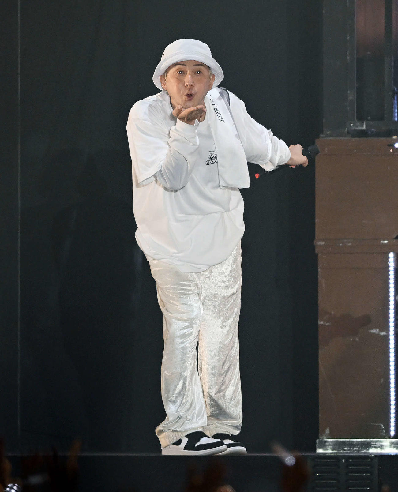 ライブを終えファンに投げキッスを送るDA PUMPのISSA（撮影・滝沢徹郎）