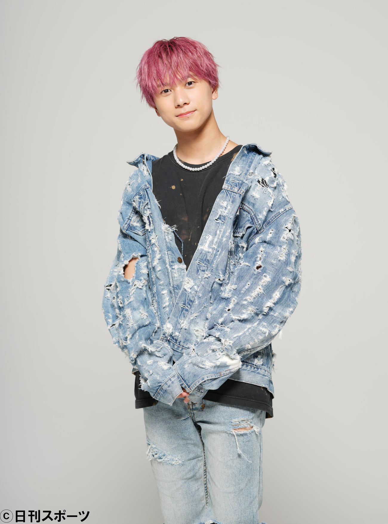 さわやかな表情でポーズをとる「LIL LEAGUE」の岡尾真虎（撮影・菅敏）