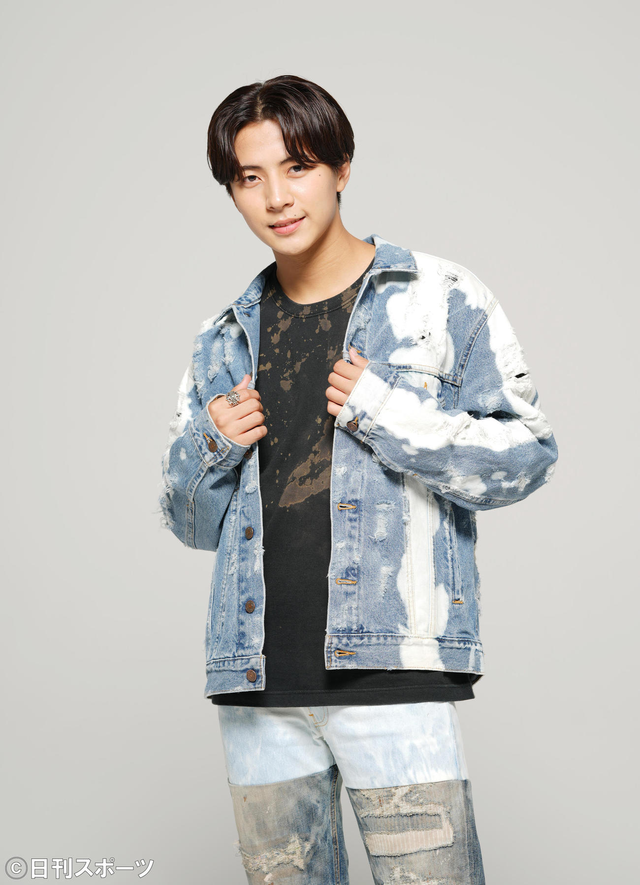 さわやかな表情でポーズをとる「LIL LEAGUE」の中村竜大（撮影・菅敏）