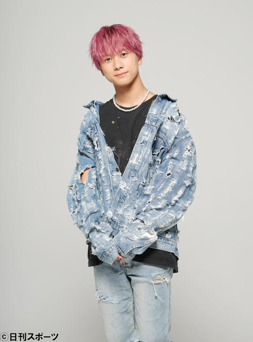 さわやかな表情でポーズをとる「LIL LEAGUE」の岡尾真虎（撮影・菅敏）