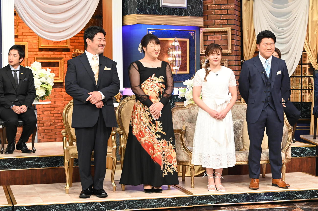 「しゃべくり007」で勢ぞろいした、左から、佐々木健介と北斗晶夫妻、門倉凛と健之介さん夫妻
