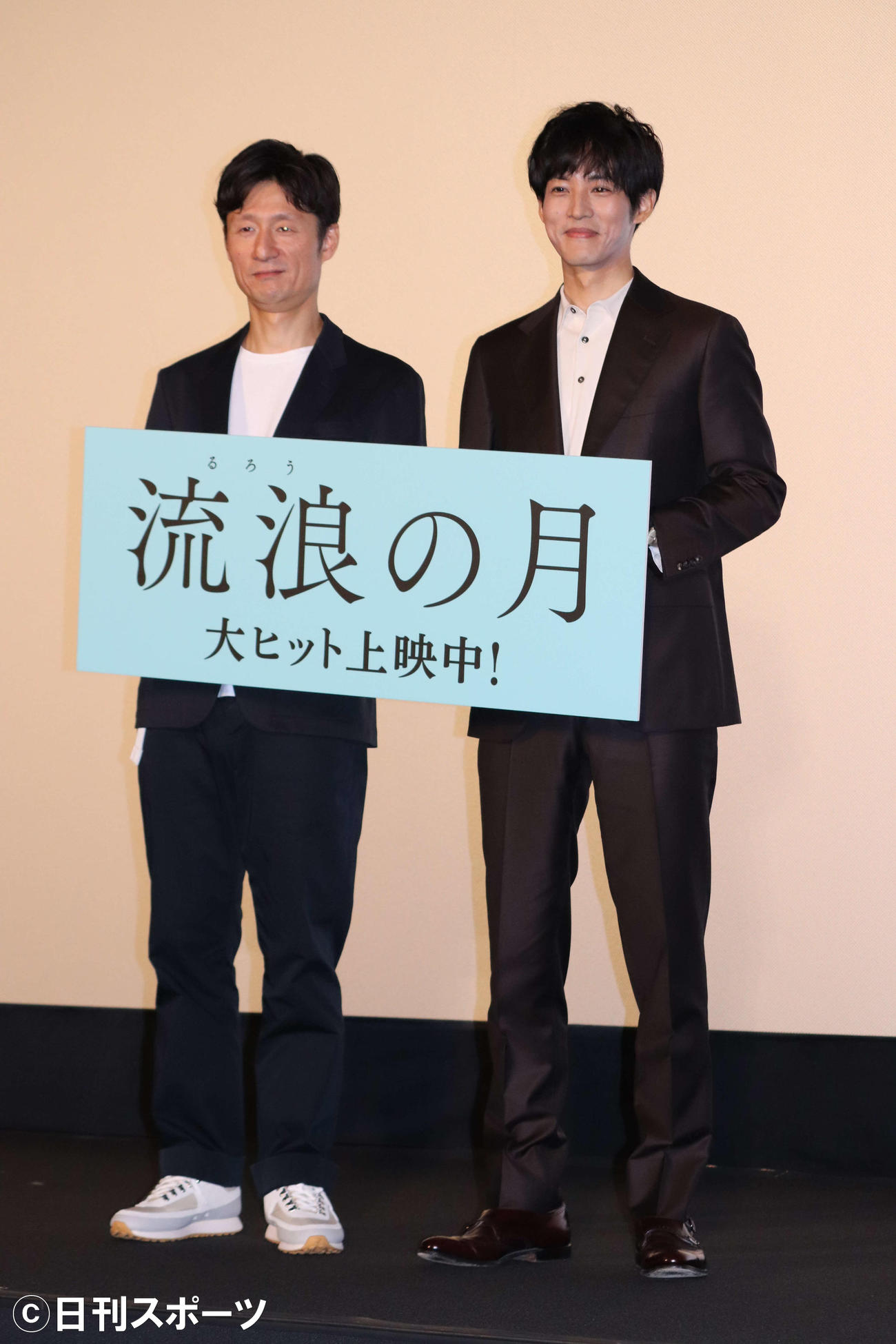 映画「流浪の月」ティーチインイベントに出席した、李相日監督（左）と松坂桃李（撮影・加藤理沙）