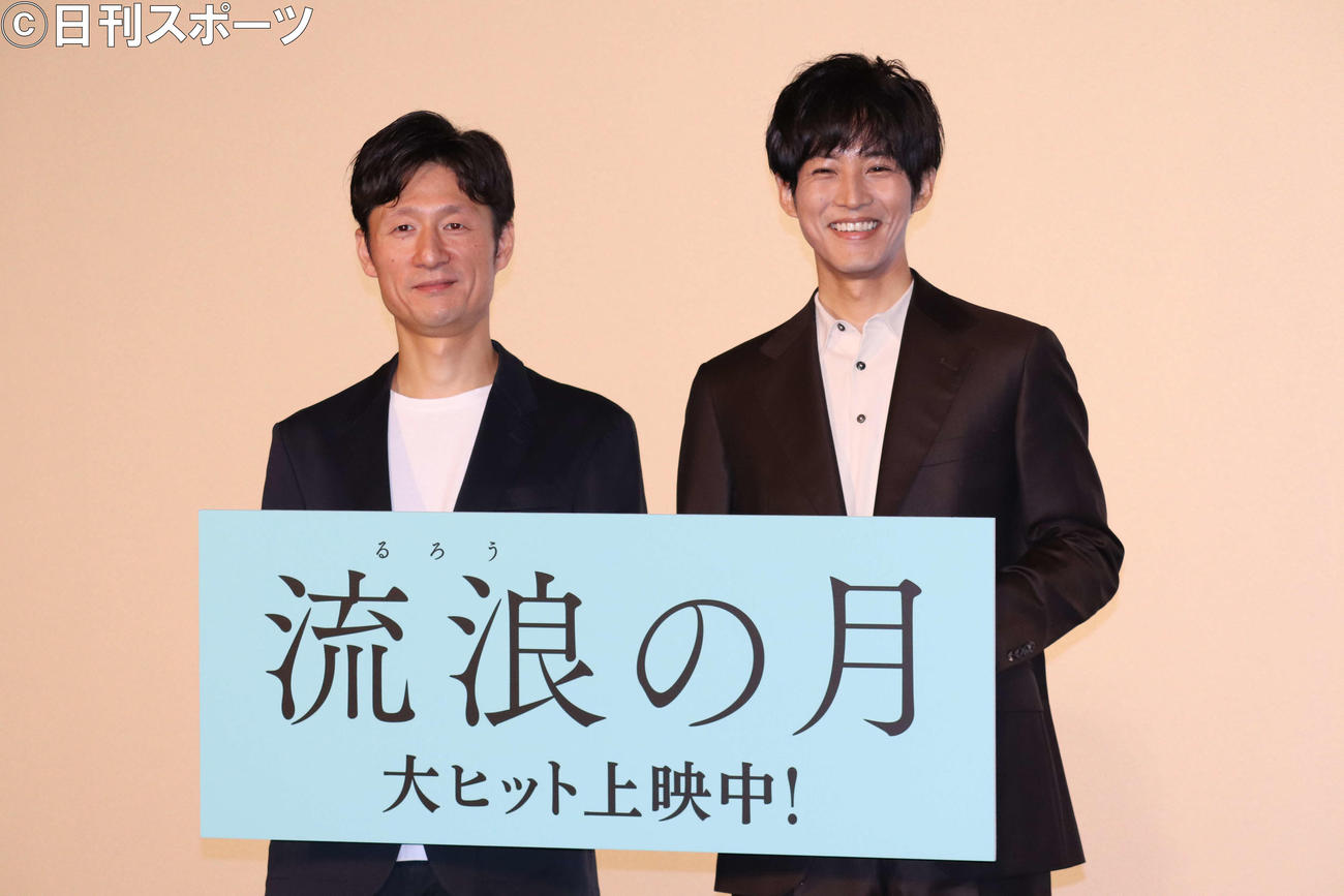 映画「流浪の月」ティーチインイベントに出席した、李相日監督（左）と松坂桃李（撮影・加藤理沙）