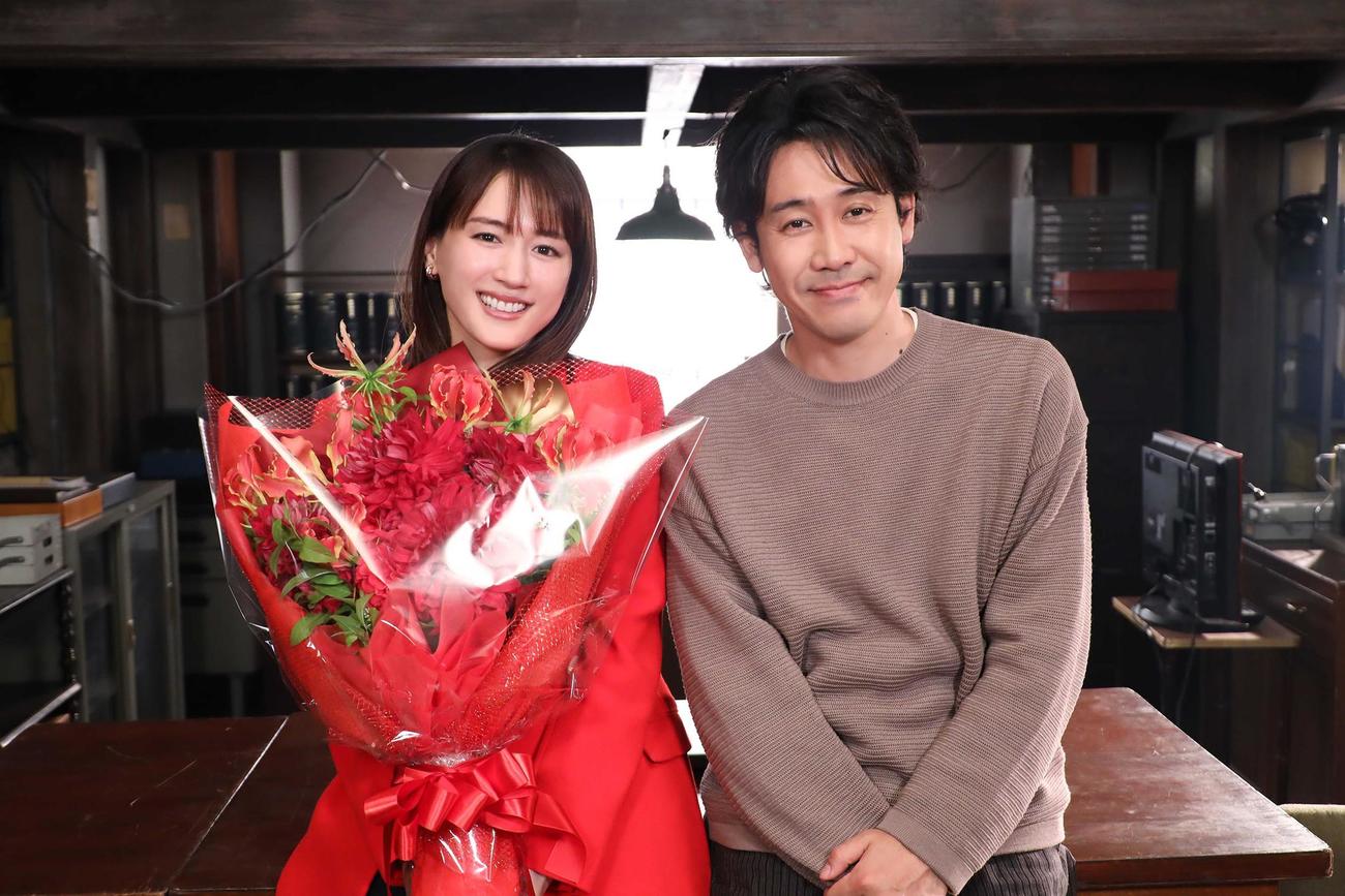一足先にクランクアップした綾瀬はるか（左）と相手役の大泉洋（C）フジテレビ