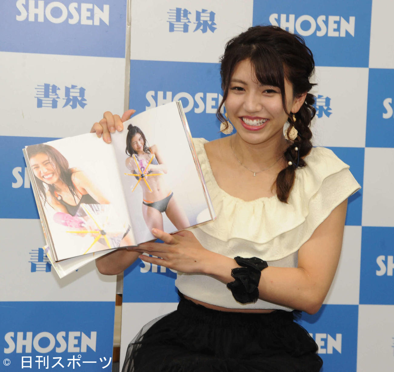 初写真集「虹色ぱんちゃん」の水着カットを見せる、ぱんちゃん璃奈（撮影・松尾幸之介）