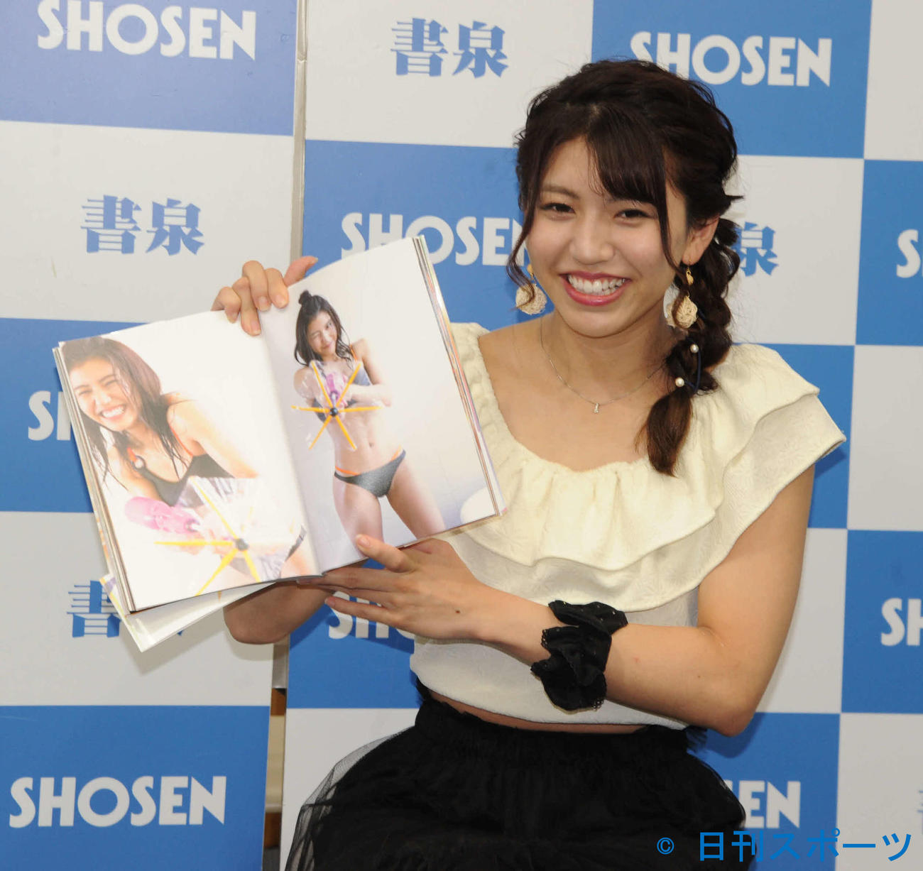 初写真集「虹色ぱんちゃん」の水着カットを見せる、ぱんちゃん璃奈（撮影・松尾幸之介）