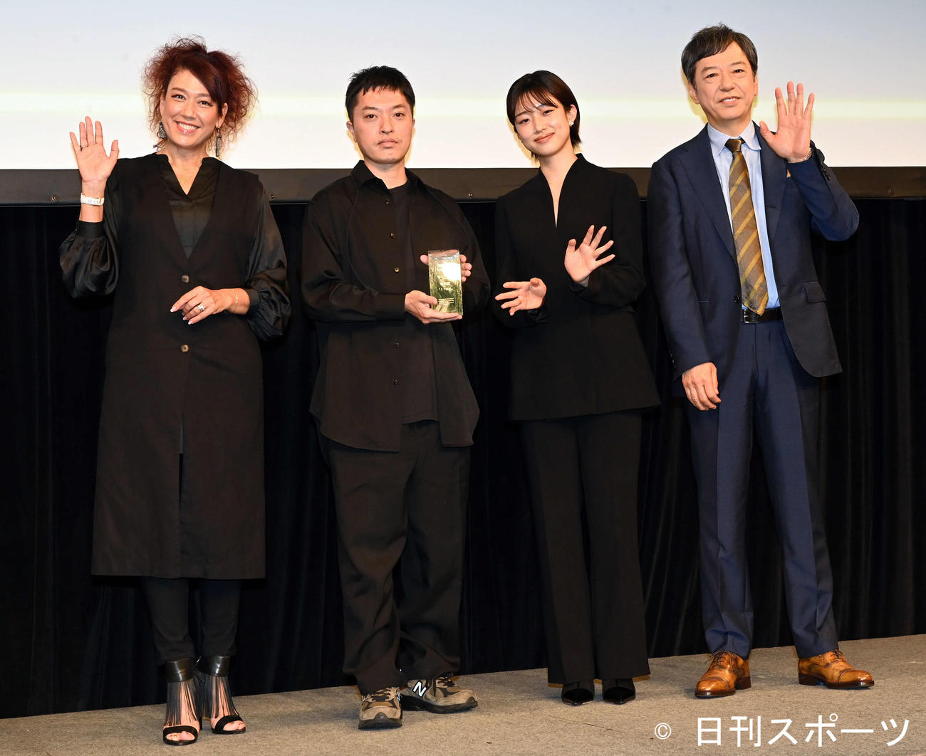「ショートショートフィルムフェスティバル＆アジア2022」でLINE NEWS VISION　「上下関係」が特別賞を受賞。授賞式を兼ねた特別上映会で記念撮影に納まる、右から板尾創路、河合優実、柿本ケンサク監督。左端は映画祭アンバサダーのLiLiCo（撮影・たえ見朱実）