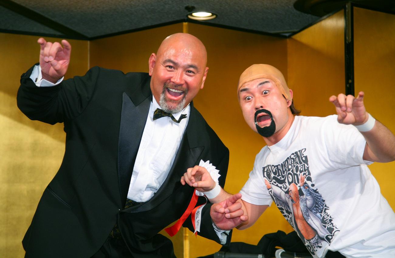 06年1月、全日本社長就任3周年記念パーティーで武藤敬司とポーズをとるお笑い芸人の神奈月