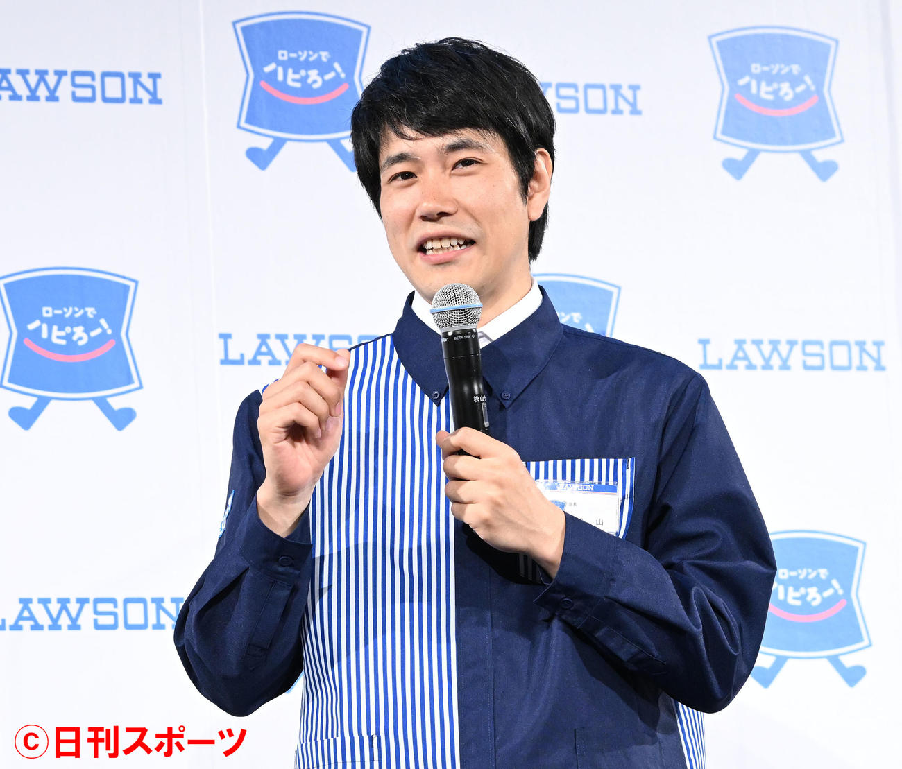 ローソン新プロジェクト「ハピろー！」発表会でトークする松山ケンイチ（撮影・滝沢徹郎）
