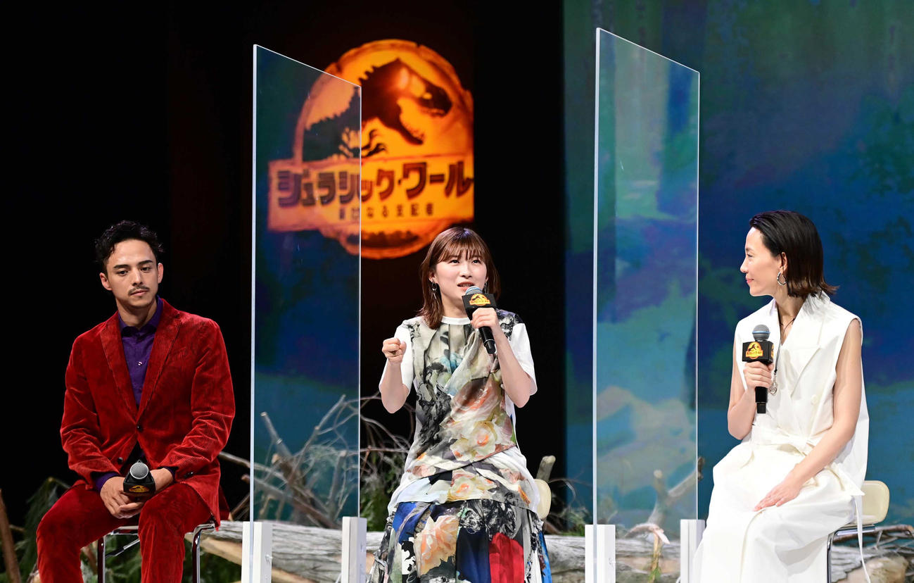 映画「ジュラシック・ワールド／新たなる支配者」緊急シンポジウムに臨む、左から満島真之介、伊藤沙莉、木村佳乃（撮影・小沢裕）