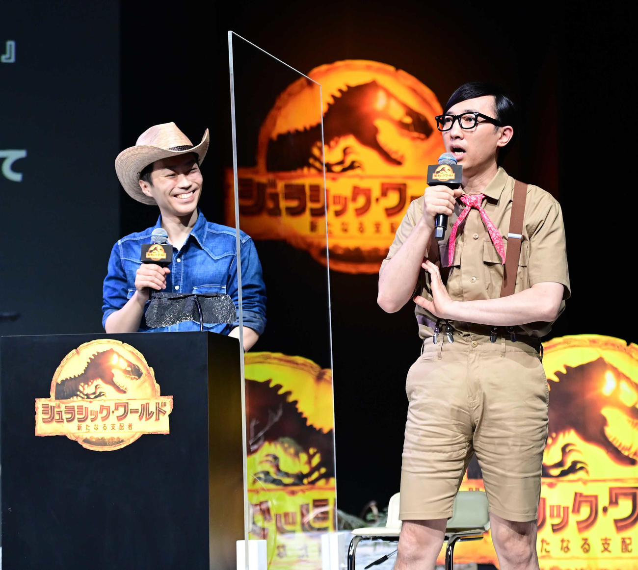 映画「ジュラシック・ワールド／新たなる支配者」緊急シンポジウムに臨む恐竜くん（左）とこがけん（撮影・小沢裕）