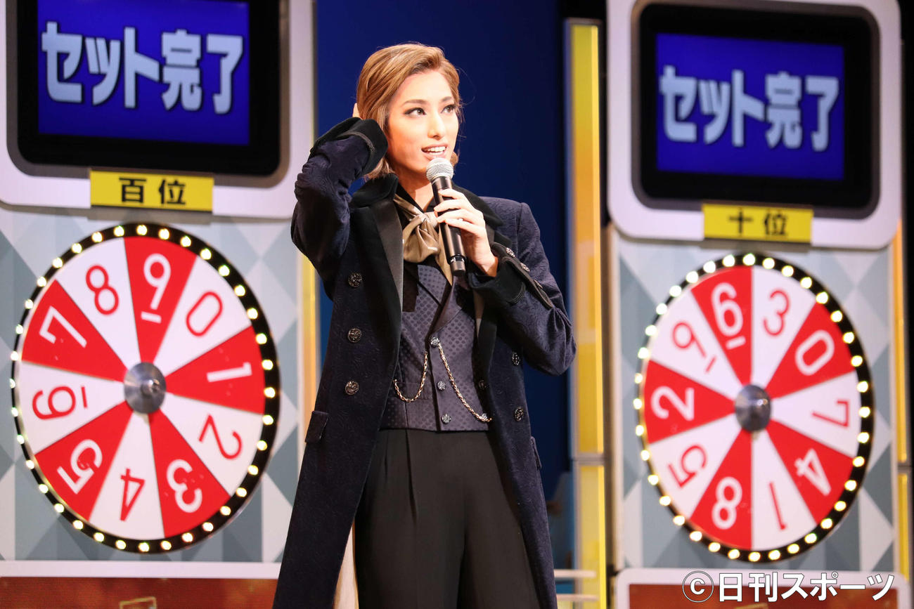 宝くじ抽せん会にゲストとして登壇した柚香光（撮影・波部俊之介）