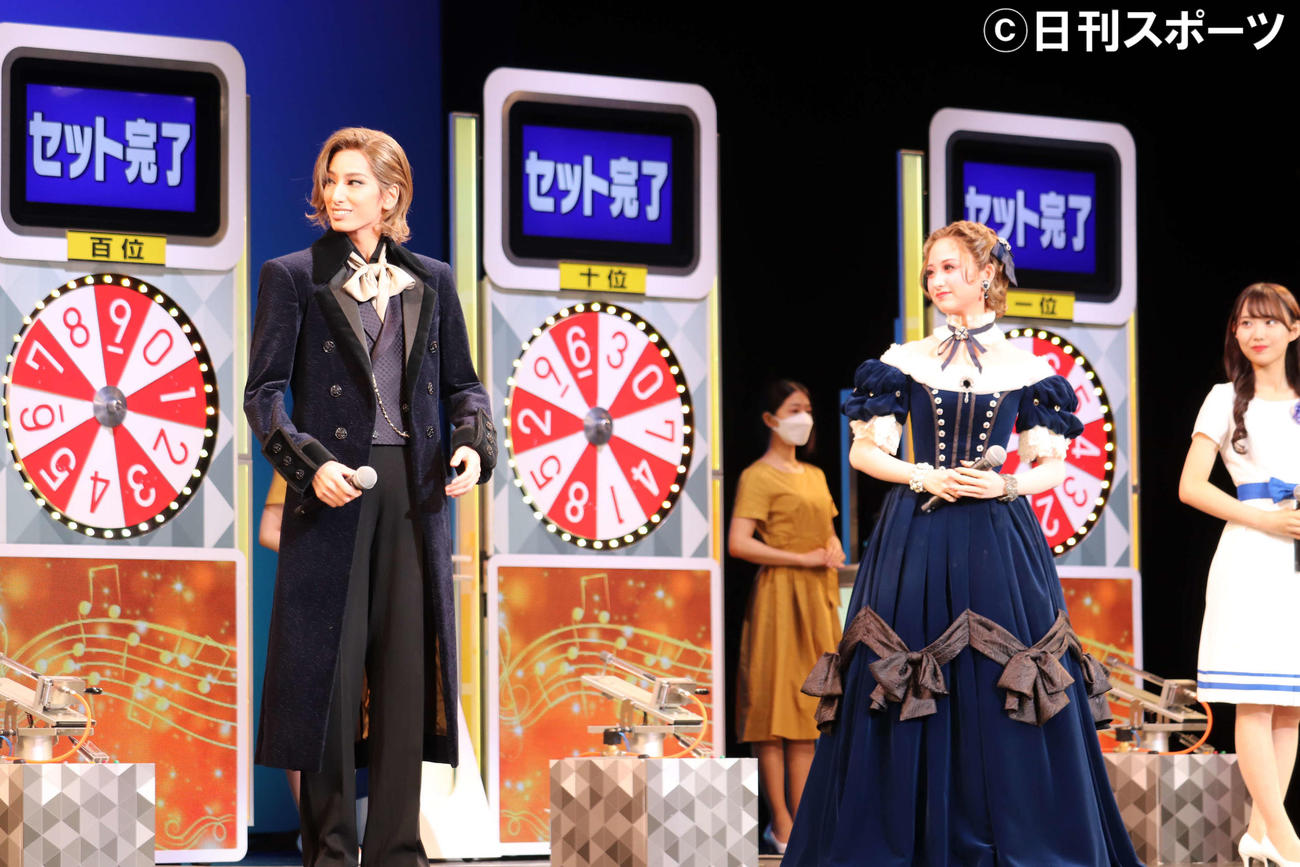 抽せん会にゲストとして登壇した柚香光。右は星風まどか（撮影者・波部俊之介）