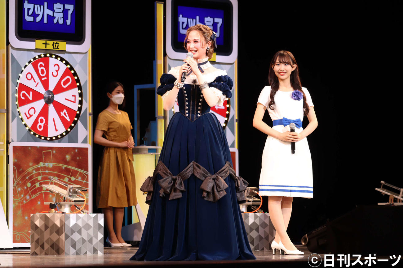 抽せん会にゲストとして登壇しコメントする星風まどか（撮影・波部俊之介）