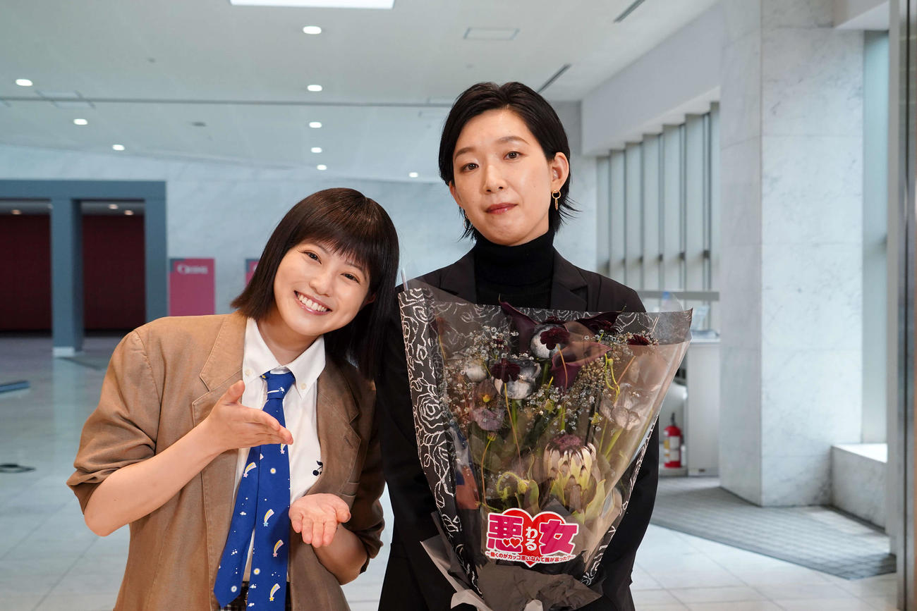 日本テレビ系「悪女（わる）～働くのがカッコ悪いなんて誰が言った？～」の今田美桜（左）、クランクアップした江口のりこ
