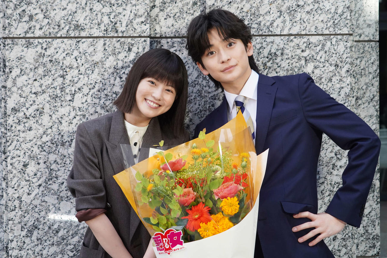 日本テレビ系「悪女（わる）～働くのがカッコ悪いなんて誰が言った？～」の今田美桜（左）、クランクアップした高橋文哉