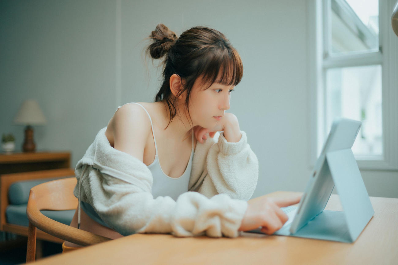 初のフォトエッセーを発売する大場美奈（前康輔氏撮影）