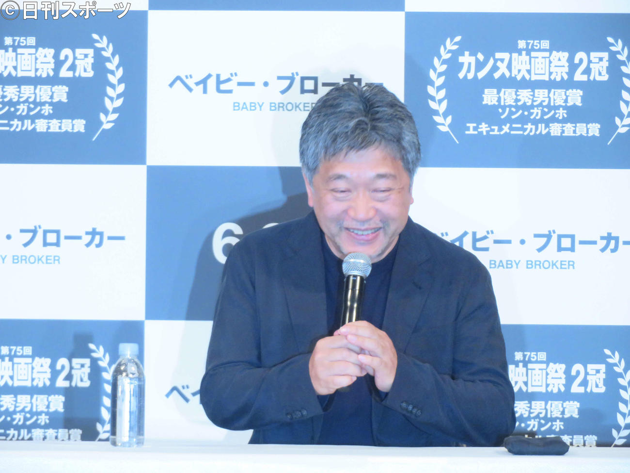 韓国映画「ベイビー・ブローカー」凱旋会見で笑みを浮かべる是枝裕和監督（撮影・村上幸将）