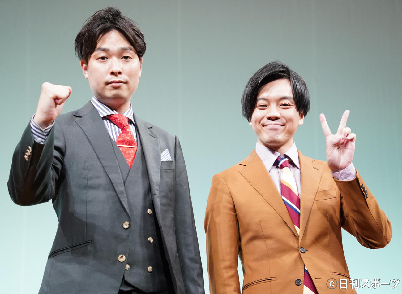 ポーズを決めるストレッチーズの福島敏貴（左）と高木貫太（撮影・佐藤勝亮）