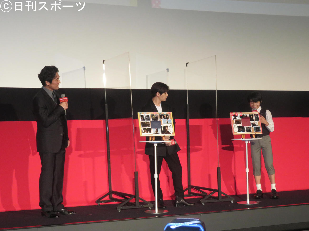 映画「鋼の錬金術師　完結編　復讐者スカー／最後の錬成」の完成披露先行上映に出席した（左から）内野聖陽、山田涼介、寺田心（撮影・横山慧）
