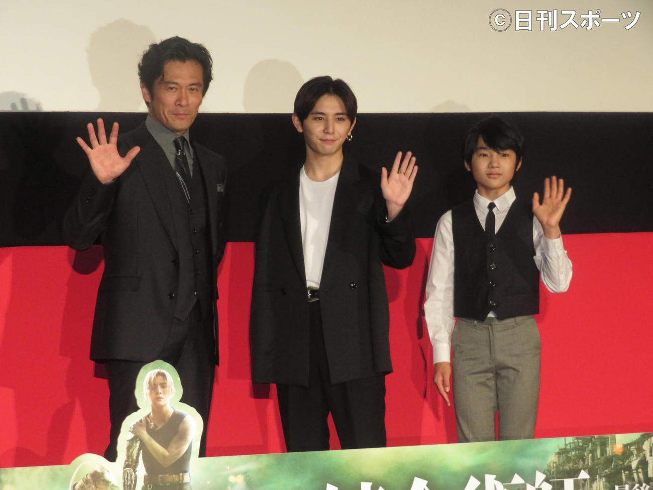 映画「鋼の錬金術師　完結編　復讐者スカー／最後の錬成」の完成披露先行上映に出席した（左から）内野聖陽、山田涼介、寺田心（撮影・横山慧）