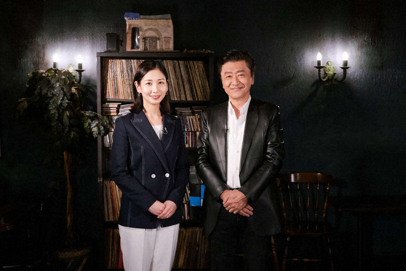 21日放送のNHK「クローズアップ現代」に出演する桑田佳祐（右）。左は桑子真帆アナウンサー