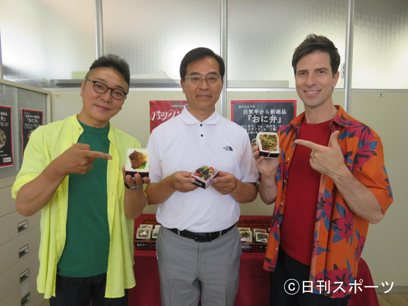 コラボ開発した「おに弁」を手にするマックン（左）、自笑亭の伊藤篤社長（中）、パックン（静岡・浜松の『自笑亭』で）