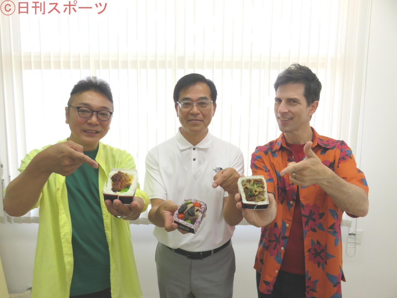 コラボ開発した「おに弁」を手にするマックン（左）、自笑亭の伊藤篤社長（中）、パックン（静岡・浜松の『自笑亭』で）