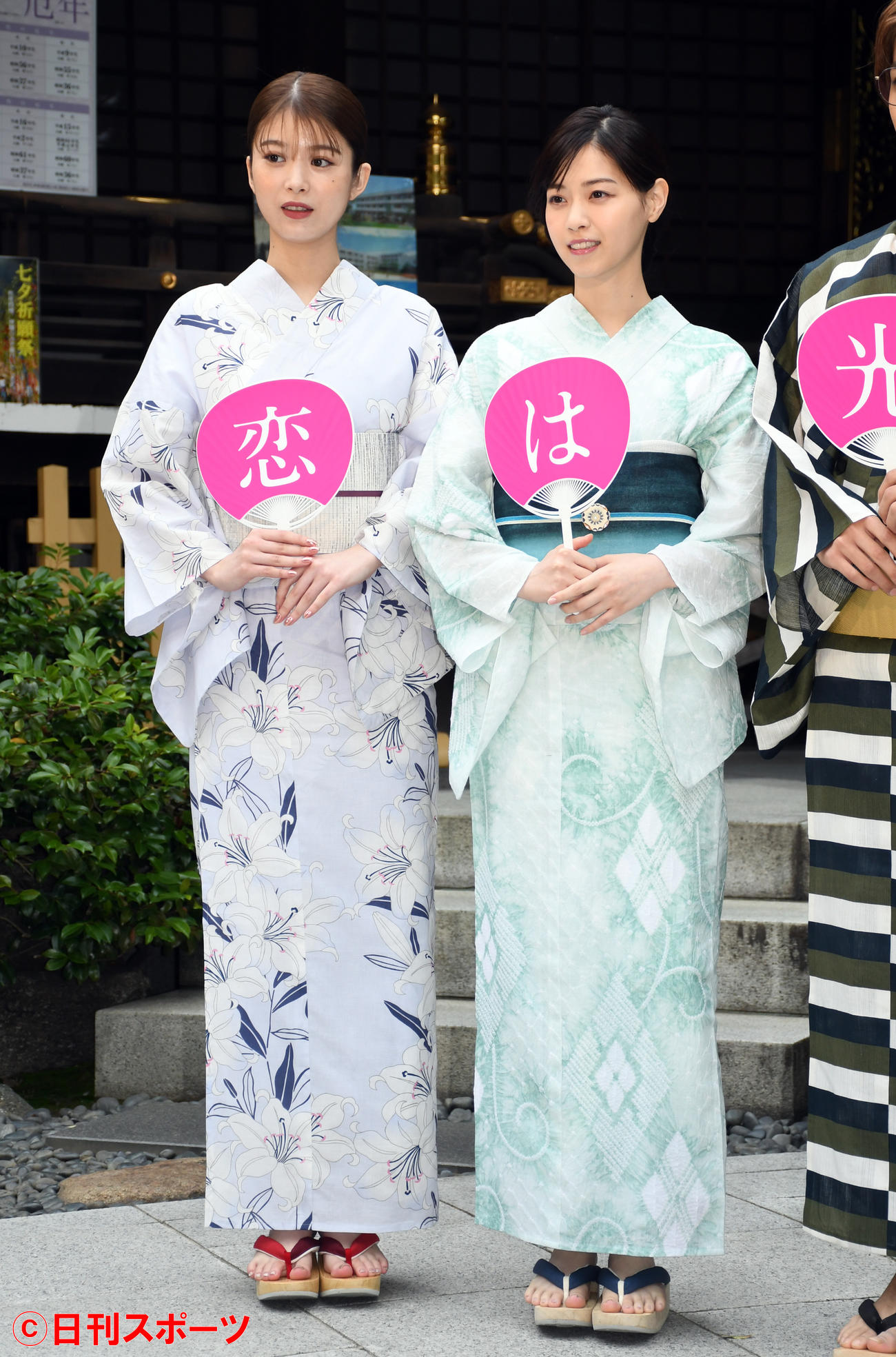 映画「恋は光」公開直前大ヒット祈願イベントに浴衣姿で登場した馬場ふみか（左）と西野七瀬（撮影・大友陽平）
