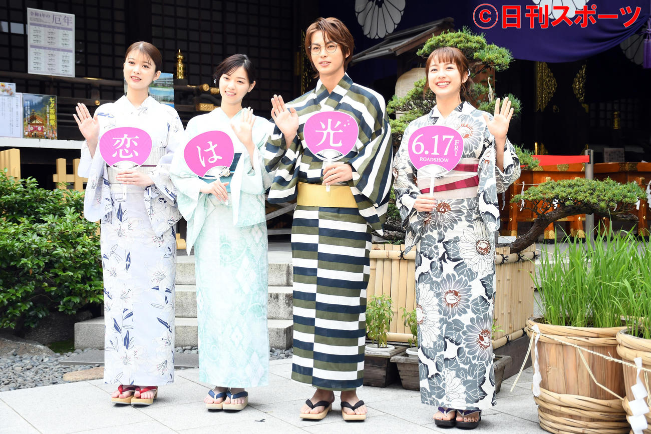 映画「恋は光」公開直前大ヒット祈願イベントに浴衣姿で登場した、左から馬場ふみか、西野七瀬、神尾楓珠、平祐奈（撮影・大友陽平）