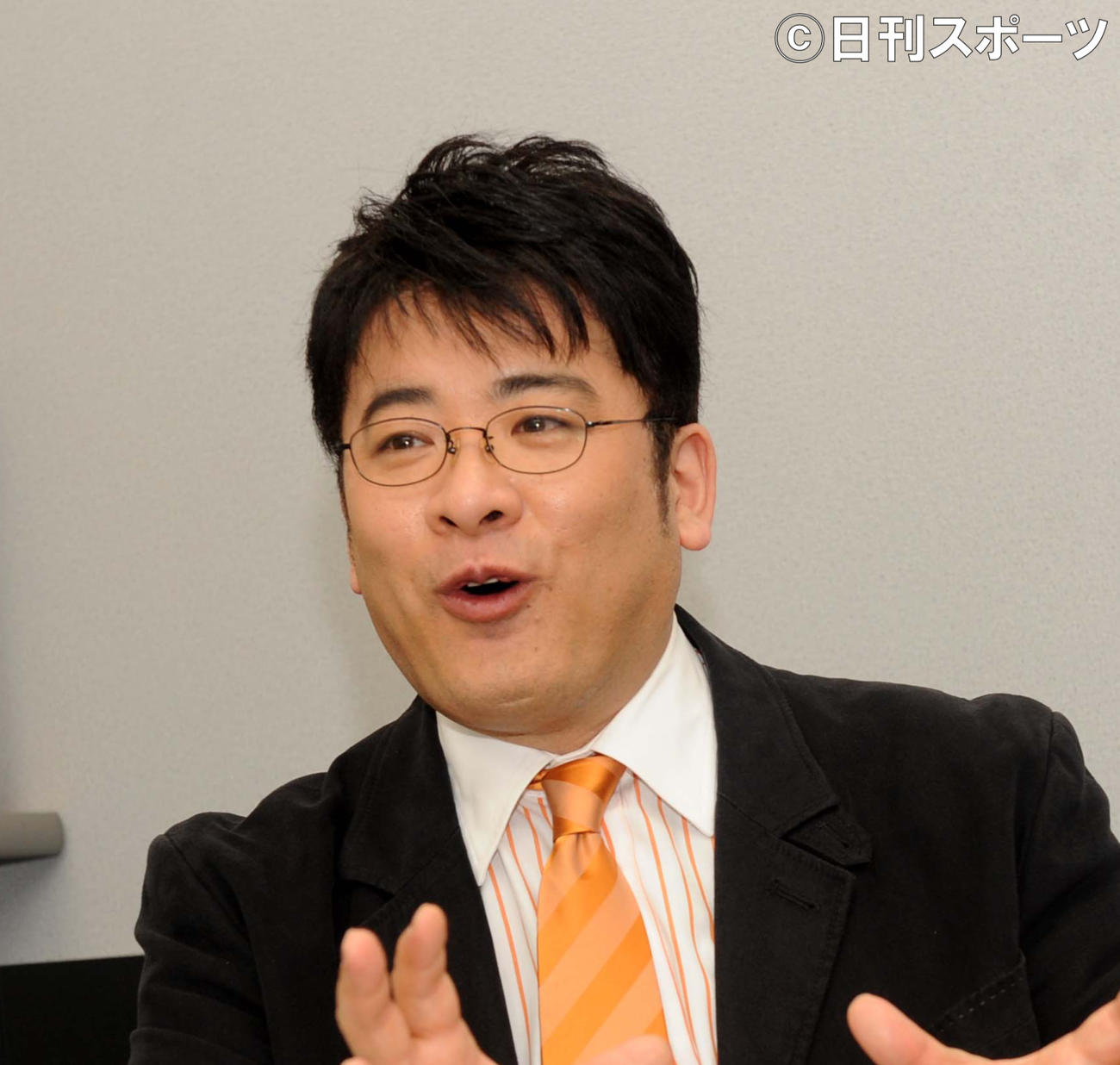連載「読むTV」　たじたじポーズの斎藤哲也アナウンサー(2008・11・18)　インタビュー