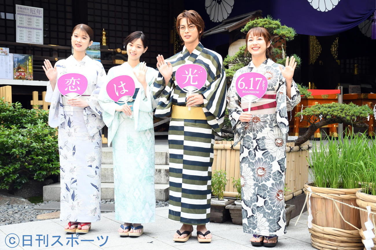 映画「恋は光」公開直前大ヒット祈願イベントに浴衣姿で登場した、左から馬場ふみか、西野七瀬、神尾楓珠、平祐奈（撮影・大友陽平）